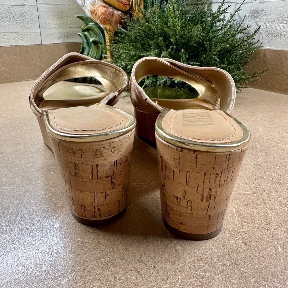 SAM&LIBBY, BEIGE PATENT,WEDGE SANDAL. CROSSOVER STRAPS ON A GOLDTRIMMED FOOTBED. - Picture 7 of 10